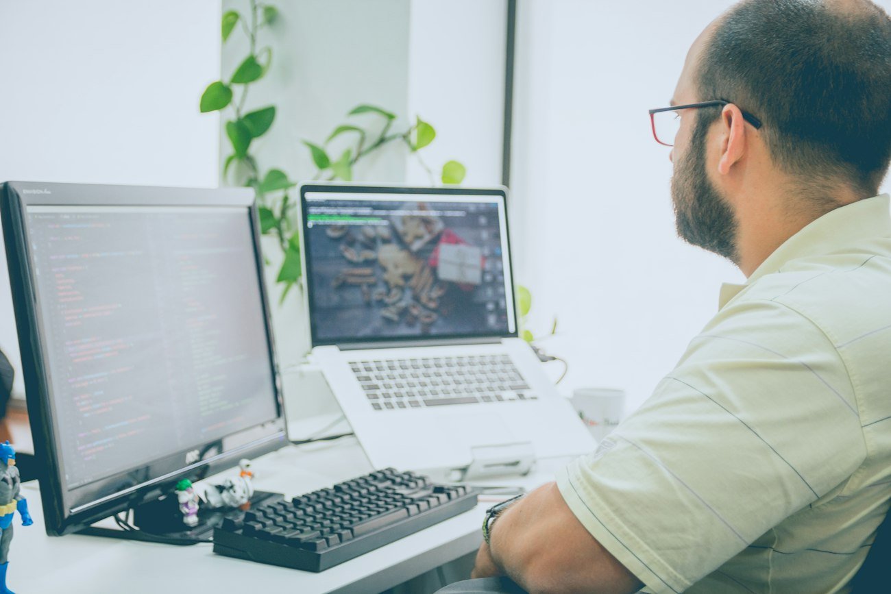 Especialista analizando datos en monitores